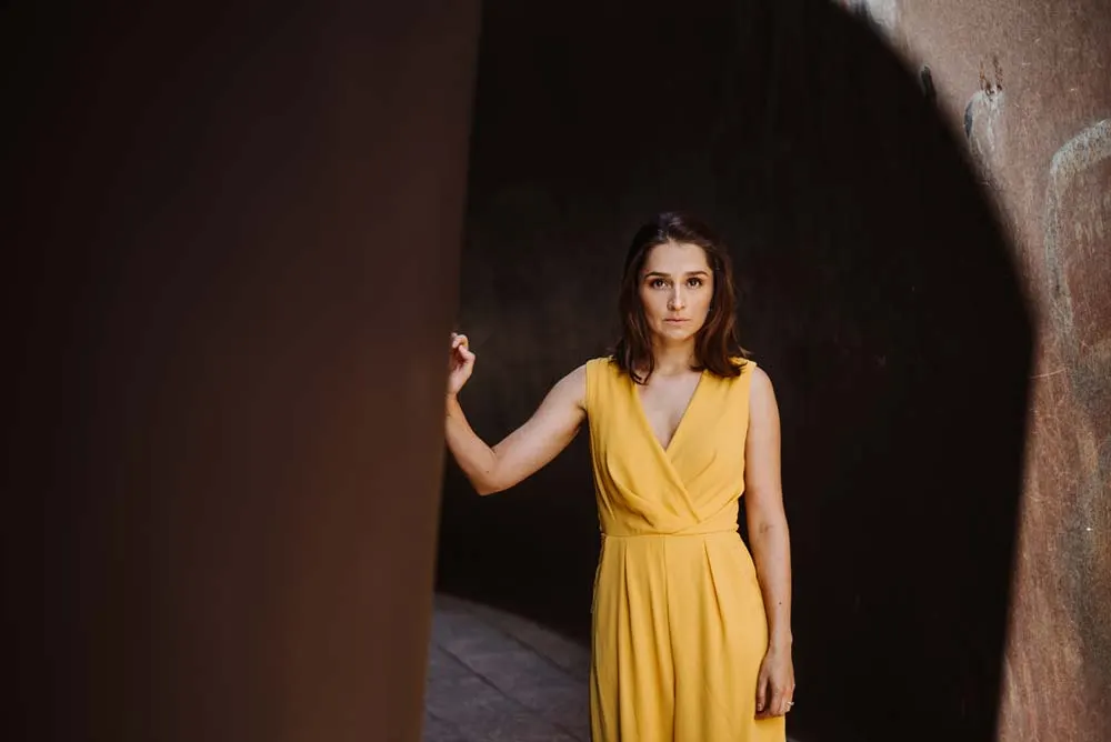 Intervista Sarah Alles: attrice e doppiatrice su carriera e impegno sociale