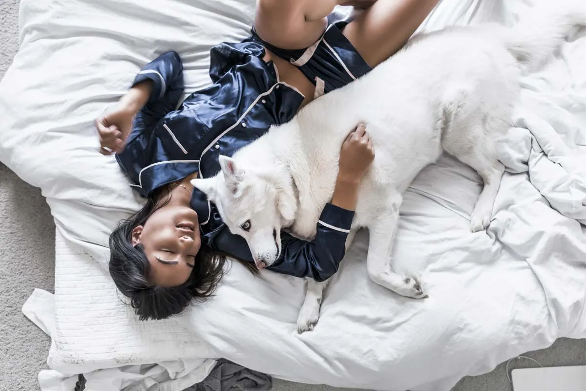 Abbigliamento da notte confortevole e alla moda per un sonno sano e rilassato: consigli su vestibilità, tessuti & co.