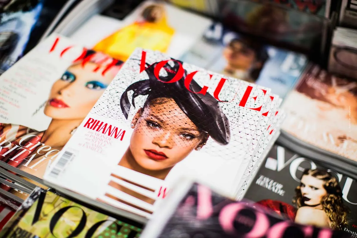 Collezione Vogue: maglioni, occhiali e camicie con il logo della famosa rivista