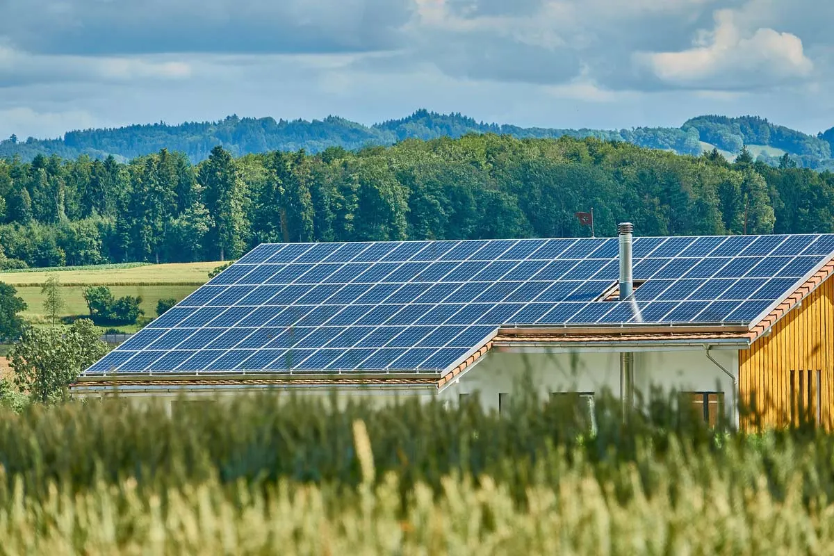 Casa a basso consumo energetico: caratteristiche, requisiti, costi, vantaggi e svantaggi in sintesi