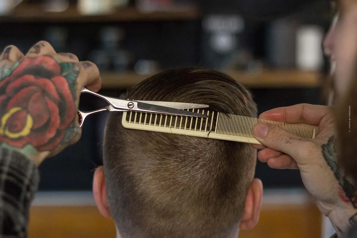 Tagliare i capelli a casa: Macchina, forbici & co.