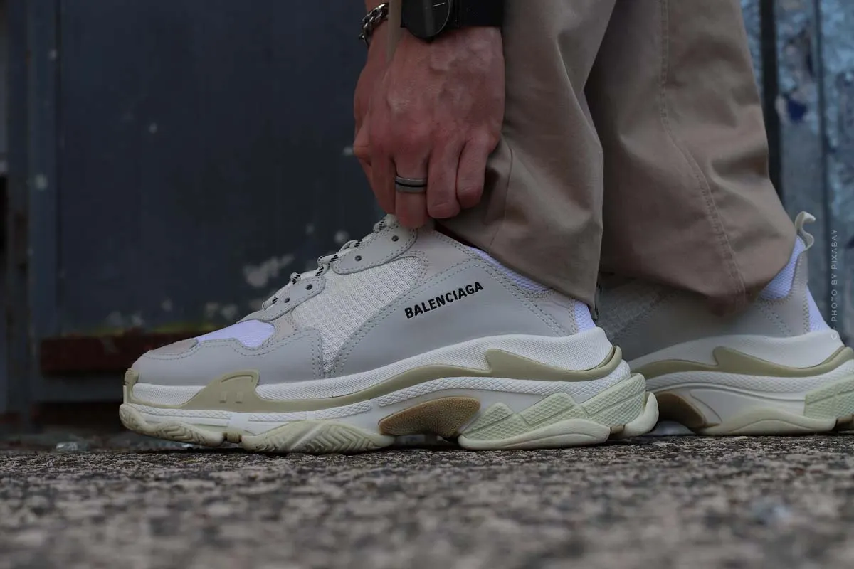 Balenciaga: Sneakers, borse e felpe con cappuccio