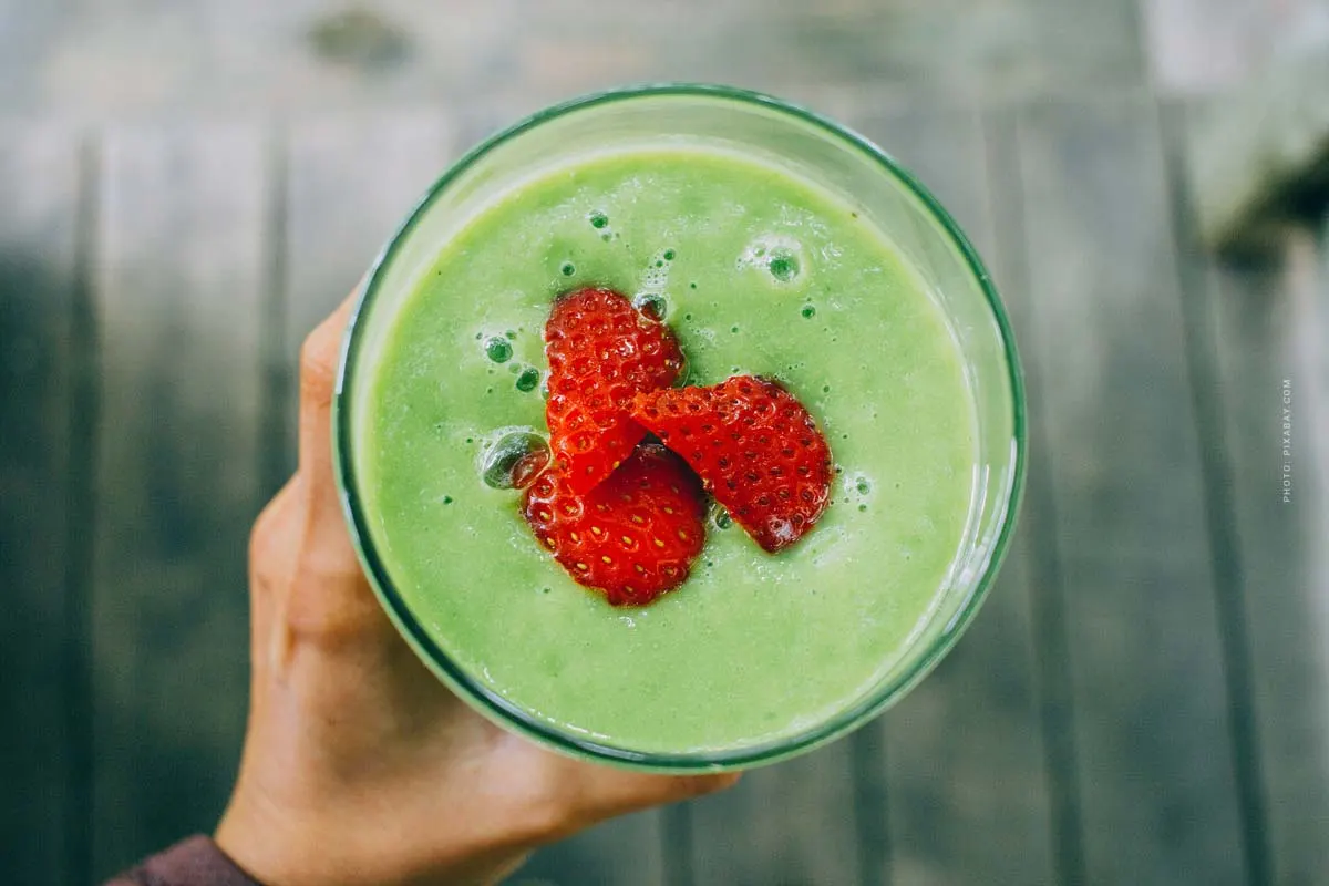 Ricette di frullati verdi: Mela, fragola, kiwi, con spinaci, rucola & co.