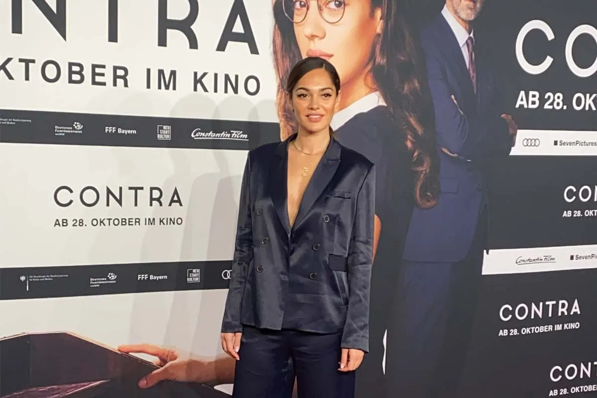 Nilam Farooq Intervista sul tappeto rosso alla prima di Contra Kino