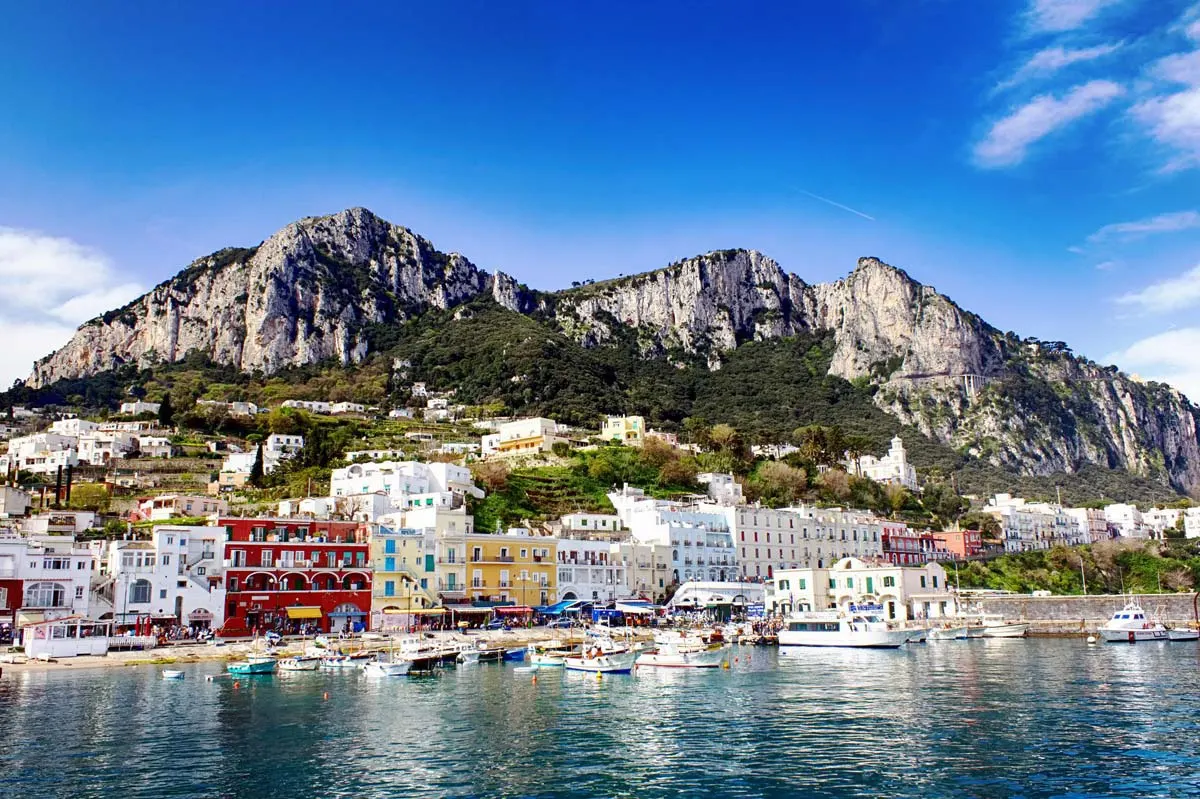 Capri: luogo di ritrovo delle celebrità (Rihanna, Jennifer Lopez, Beyoncé) e Dolce Vita in Italia