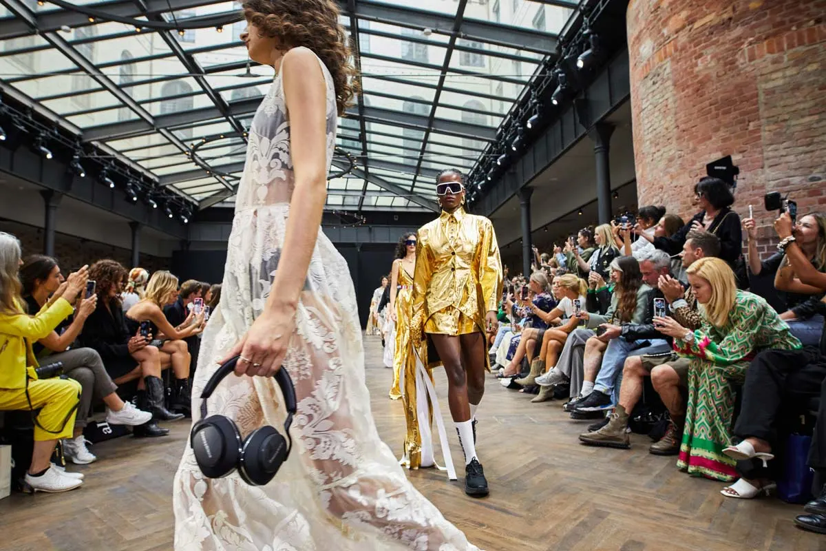 Rebekka Ruétz: abiti lucenti - Settimana della moda di Berlino