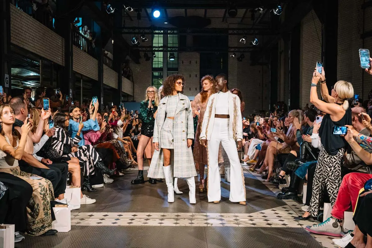 Marcel Ostertag: fili colorati nella collezione estiva - Settimana della moda di Berlino