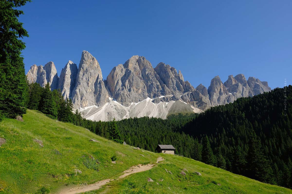 Sentiero per la Höllentalangerhütte con panorama montano