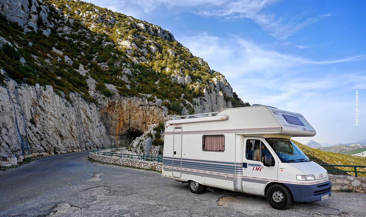 berge-wohnmobil-camping-camper-dachzelt-vw-bus-urlaub-kurtztrip