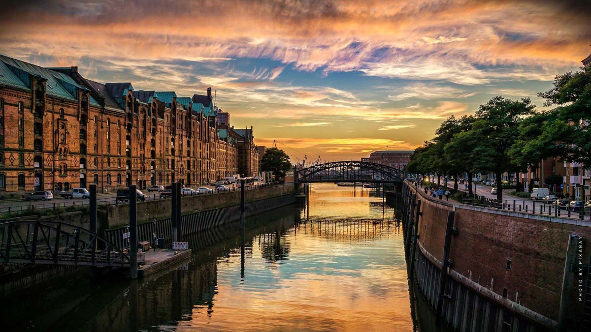 hamburg-speicherstadt-fluss-gebäude-alt-braun-sonnenuntergang