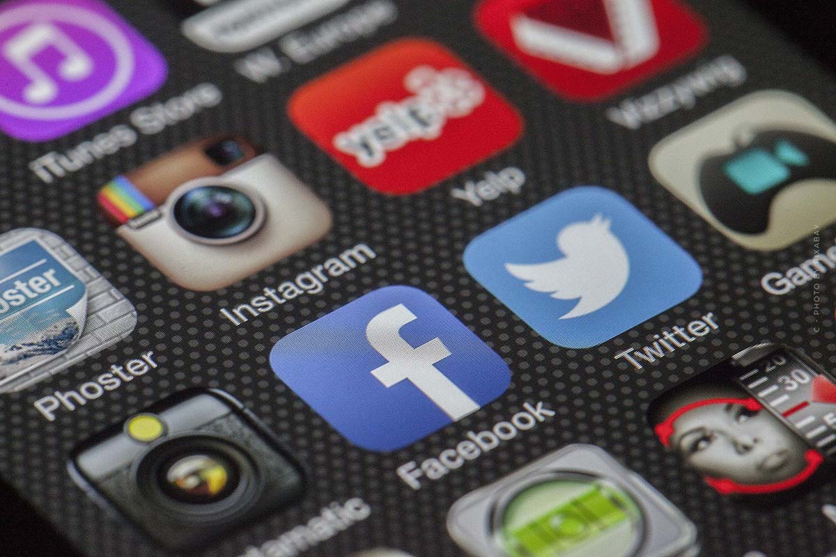 Soziale-Medien-Internet-Geschichte-Laptop-Twitter-Instagram-Apps