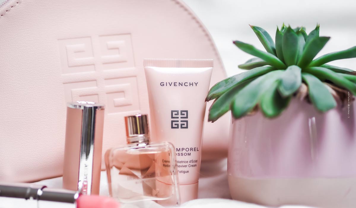 givenchy-high-fashion-collections-runway-shows-skin-care-make-up-bag-pink