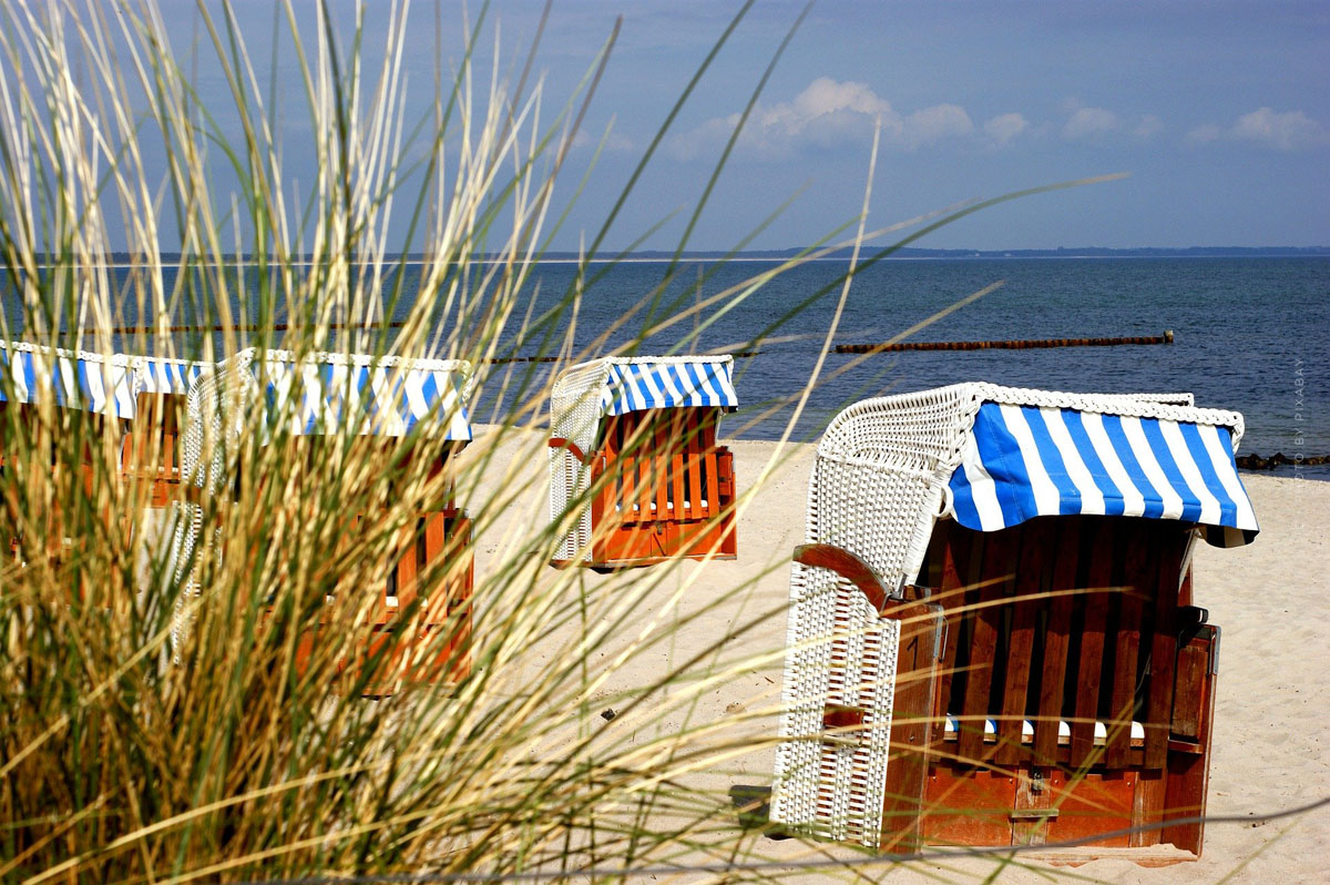 ruegen-strand-strandkorb-ferien-urlaub-insel-ostsee-meer-ferienhaus-kaiserstuhl-sand