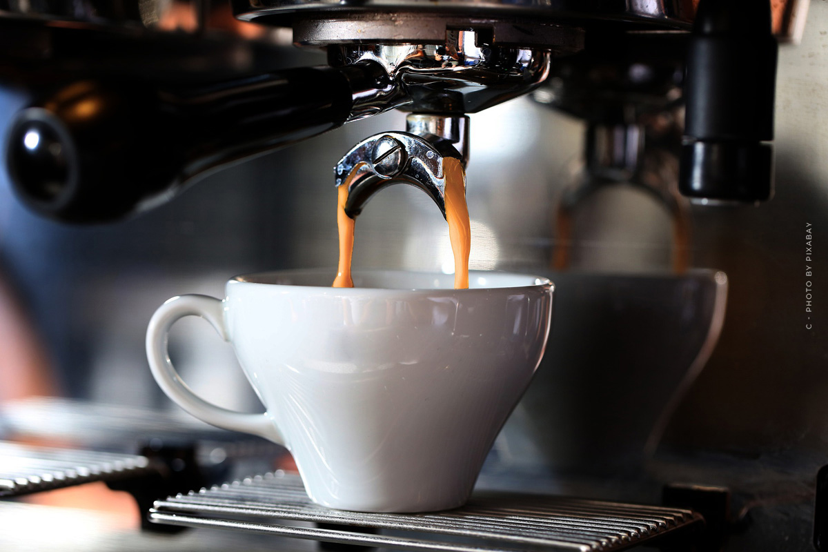 kaffee-vollautomat-cappuccino-milch-bohnen-morgen-tasse-espresso-edelstahl-sibträger-barista-coffeeshop