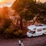 van-vanlife-camping-paar-camper-sonnenuntergang-sonne-strand-meer-campingplatz