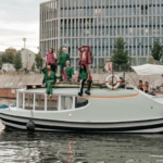 damur-berlin-fashion-week-boot-schiff-wasser-spree-runway-praesentation-grün-rosa-pink-rot-anzug-suit-locker-schnitt-performance-tanz-damenmode-herrenmode (6)