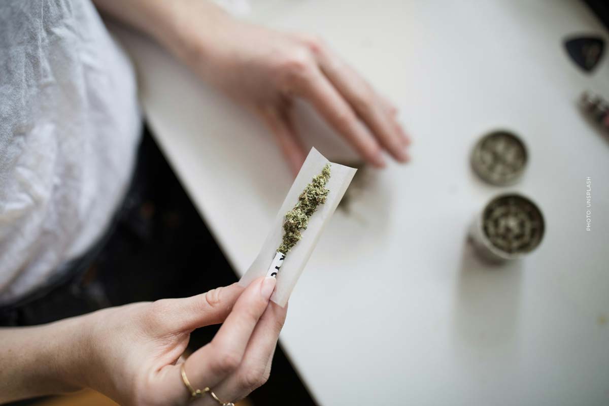 cannabis-deutschland-kaufen-legal-frau-bestellung-apotheke-lieferung-rollt-joint