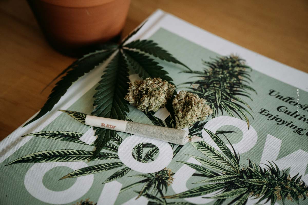 cannabis-deutschland-kaufen-legal-magazin-unterlage-weed-grad-joint