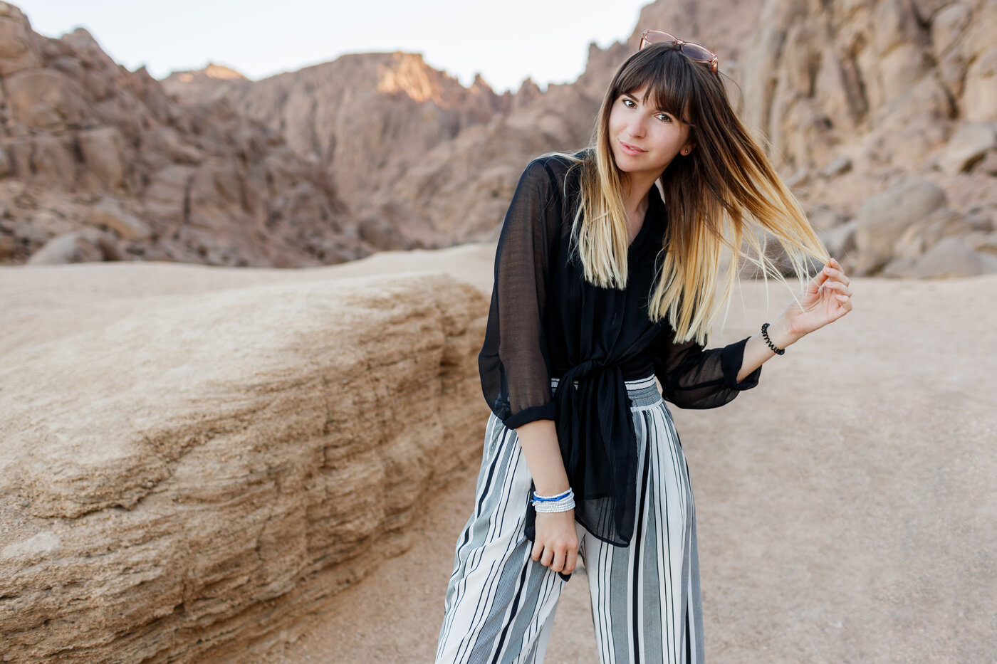 aegypten-urlaub-wueste-frau-reisen-sinai-kairo-travel-reisetipps-natur-sand-felsen