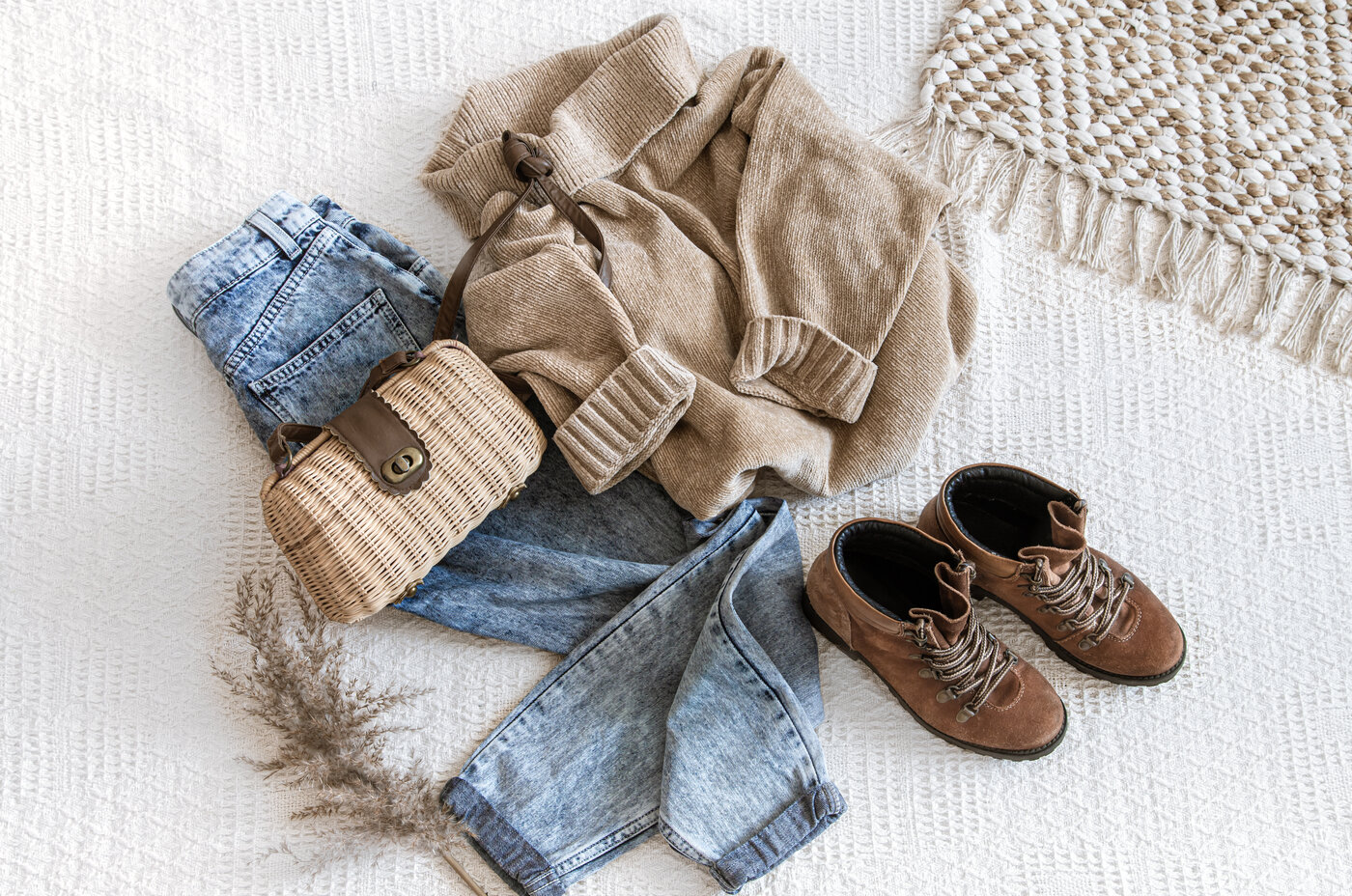 kleiderschrank-ausmisten-jeans-pullover-strickjacke-tasche-schuhe-capsule-wardrobe-basics-mode